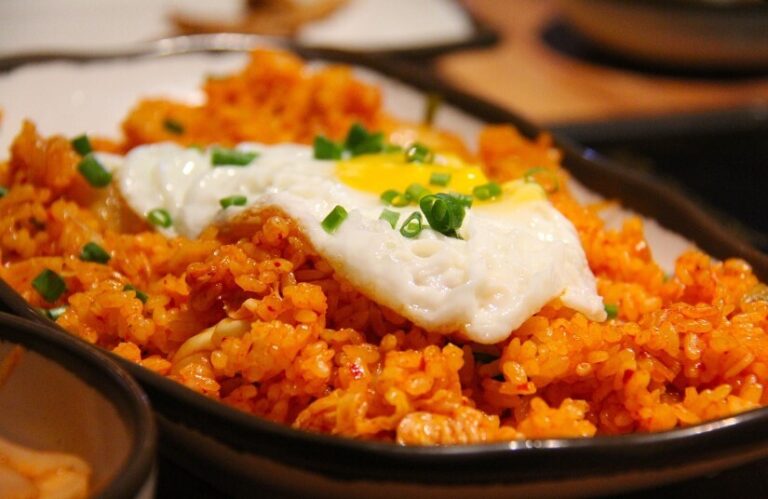 김치볶음밥에 계란프라이를 올려놓은 모습