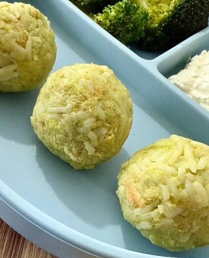 크리미한 아보카도와 섞인 한입크기의 멸치주먹밥